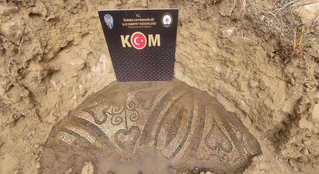 İzmirde kaçak kazı yapan kişinin tarlasında 2 bin yıllık mozaik bulundu