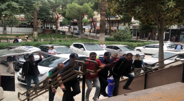 İzmirde kalbinden bıçaklanan genç hayatını kaybetti