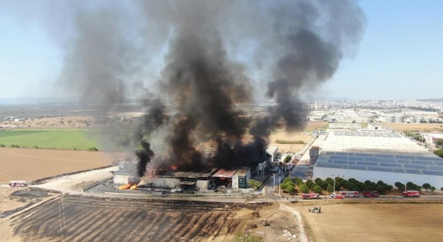 İzmirde kozmetik fabrikasında büyük yangın