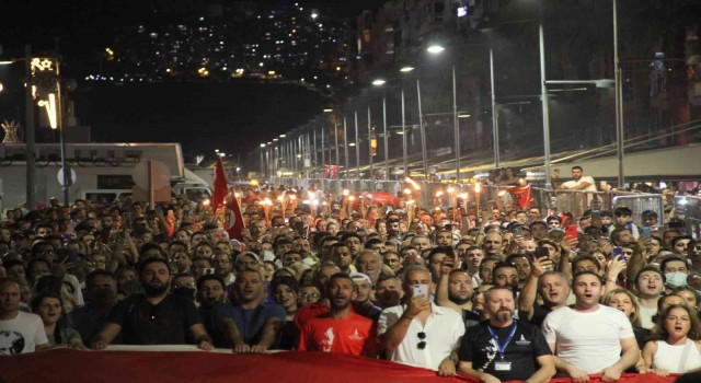 İzmirde kurtuluşun 100üncü yılı fener alayıyla sürdü