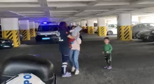 İzmirde otomobilde kilitli kalan çocuğu itfaiye kurtardı