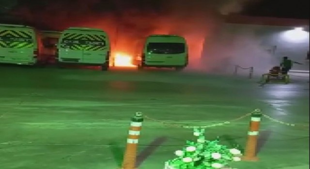 İzmirde panik anları: Akaryakıt istasyonunun yanında bulunan minibüs alev alev yandı