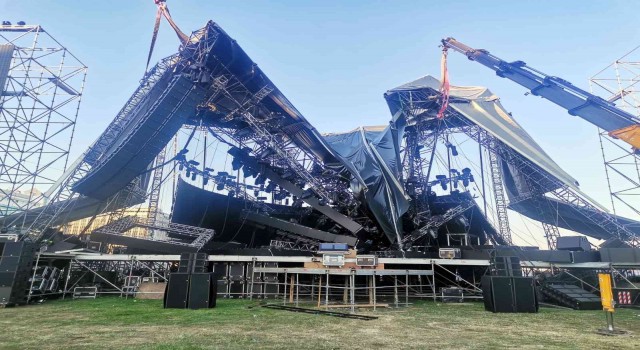 İzmirde Tarkan konseri öncesi çöken platformda incelemeler gerçekleştirildi