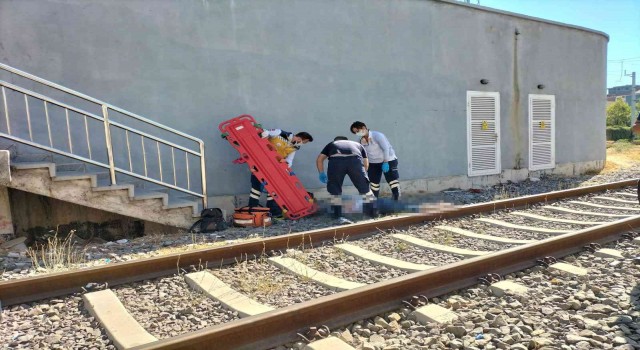 İzmirde yük treninin çarptığı kadın hayatını kaybetti