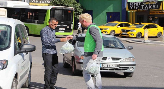 İzmit Belediyesi, kendi ürettiği sebzeleri vatandaşlara dağıtıyor