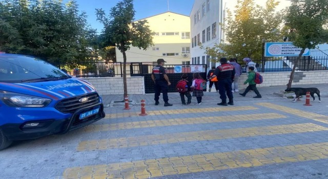 Jandarma Kuşadasında okul önlerinde kuş uçurtmuyor