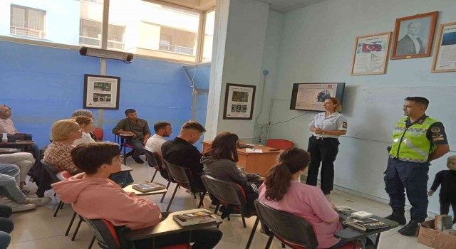 Jandarma trafik ekiplerinden sürücü adaylarına eğitim