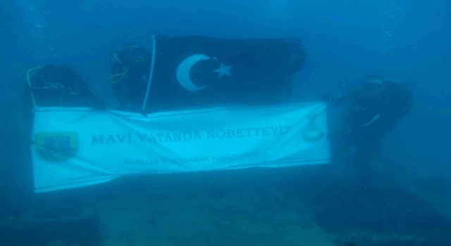 Jandarmadan su altında ‘Mavi vatanda nöbetteyiz mesajı