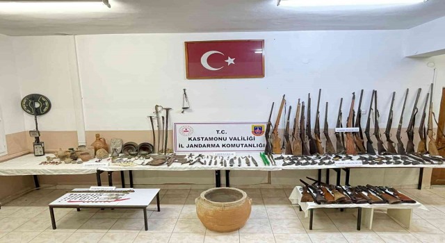 Jandarmanın baskın düzenlediği evden çıkanlar şoke etti: Bu evde ne ararsanız var