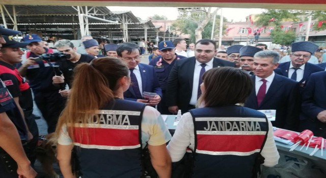 Jandarmanın Buharkentteki standına ilgi yoğun oldu