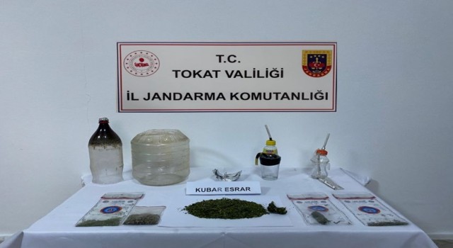 Jandarmanın gözünden kaçmadı, uyuşturucu taciri yakayı ele verdi
