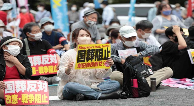 Japonyada Abe için yapılacak resmi cenaze töreni protesto edildi