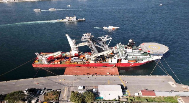 Kabloları denizin tabanına döşeyecek gemi İstanbula demirledi