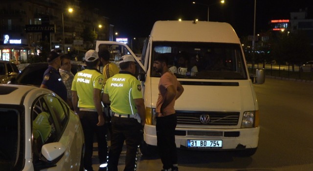 Kaçakları taşıdığı düşünülen minibüsten mevsimlik tarım işçileri çıktı