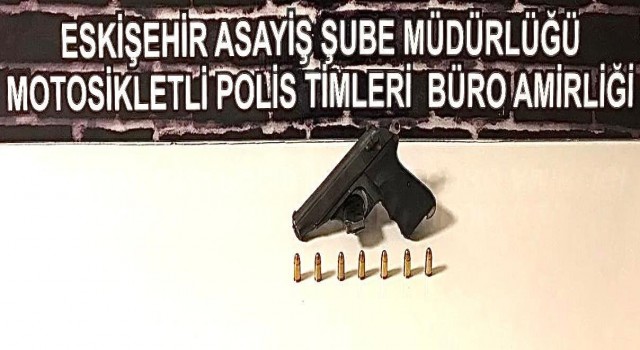 Kaçan şüphelinin üzerinde silah ele geçirildi