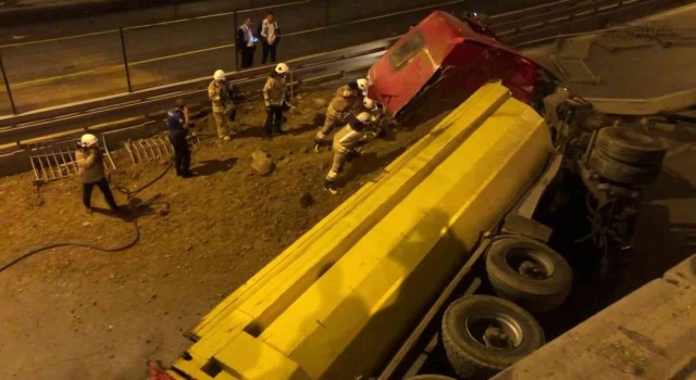 Kadıköy çevre yolunda freni boşalan hafriyat yüklü kamyon yola devrildi
