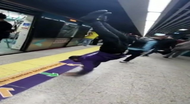 Kadıköyde akrobatik metro yolculuğu