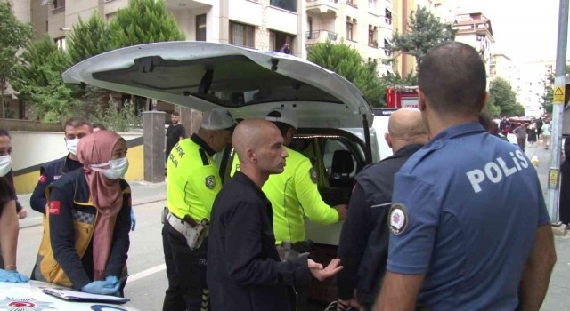 Kadıköyde direğe çarpan otomobil yan yattı: 1 yaralı