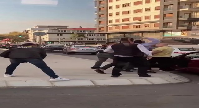 Kadıköyde İETT şoförü ile vatandaşın kavgası: İETT şoförü güçlükle zapt edildi