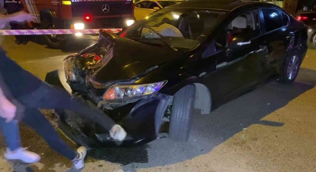 Kadıköyde otomobil yolcu alan taksiye çarptı, öfkelenen sürücü kendi aracını tekmeledi