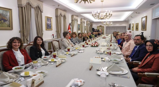 Kadın Liderler ödülü Başkan Çakmaka
