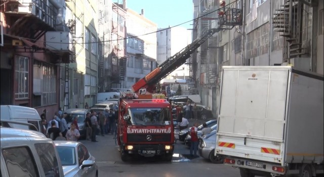 Kağıthanede boya imalathanesinde yangın paniği