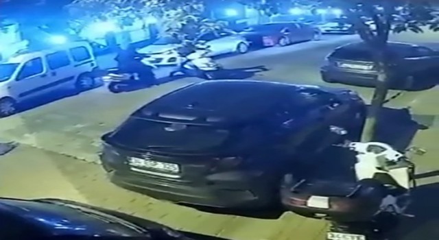 Kağıthanede maskeli iki kişi park halindeki motosikleti çalıp kaçtı