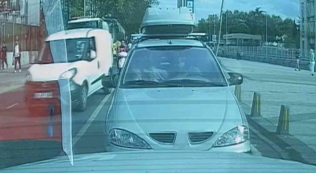 Kağıthanede, otomobil içerisinde kadına şiddet kamerada