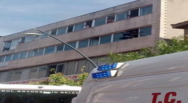 Kağıthanede yangında can pazarı: 20 kişi binada mahsur kaldı