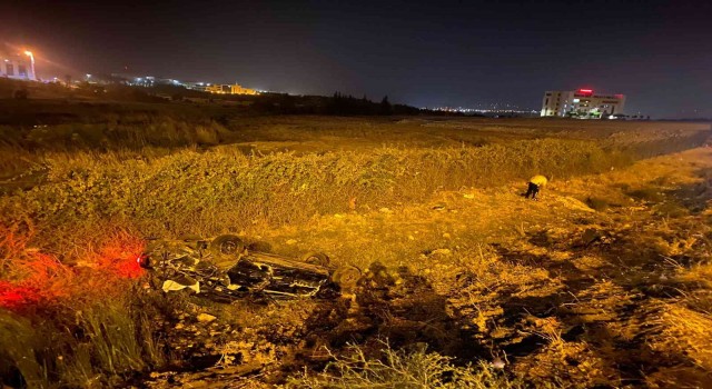 Kahramanmaraşta otomobil tarlaya uçtu: 1 ölü, 1 yaralı