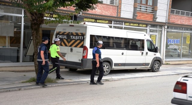 Kaldırımları park yapan sürücülere cezai işlem