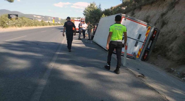 Kamyonet devrildi: 2 yaralı