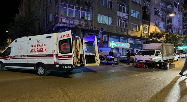 Kamyonetin çarptığı motosiklet sürücüsü yaralandı