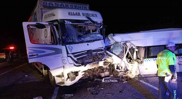 Kamyonla minibüs çarpıştı, çok sayıda ölü ve yaralı var