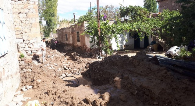 Kanal borusu patladı, evleri su bastı