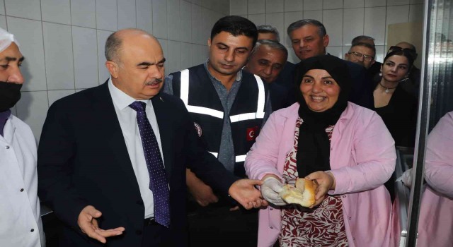 Kantin denetimine katılan Vali Dağlıdan kantinciye uyarı: “Sen kendi çocuğuna bu kadar az mı veriyorsun”