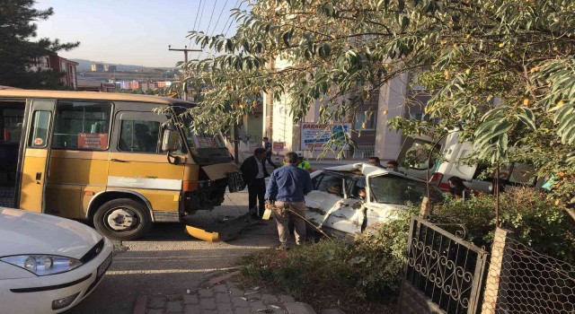 Karabükte dolmuş otomobille çarpıştı: 2 yaralı