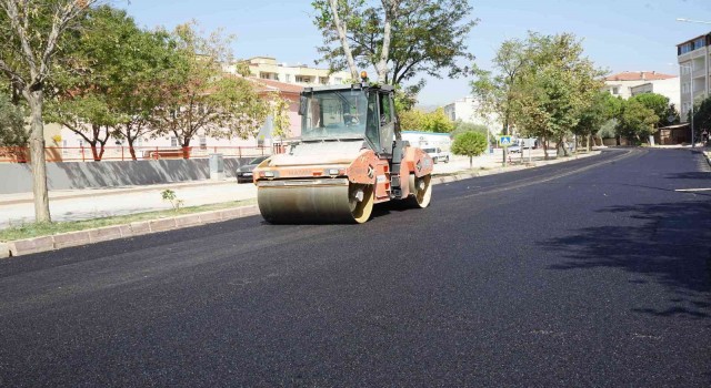 Karacabeyde sıra asfaltlama çalışmalarına geldi