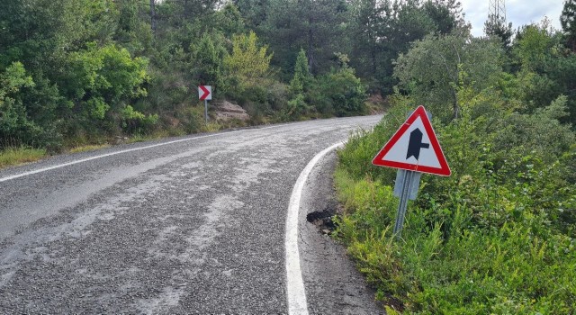 Karayolun yol kenarındaki çukur tehlikeye davetiye çıkartıyor