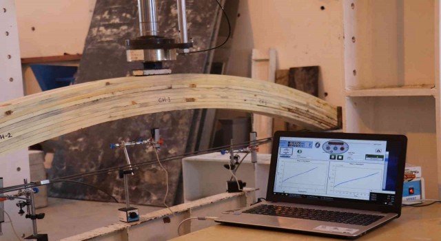 Karbon fiber kumaşla birleşen ahşap depreme direnç gösteriyor