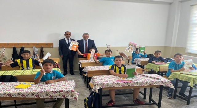 Kargın Belediyesinden öğrencilere kırtasiye yardımı
