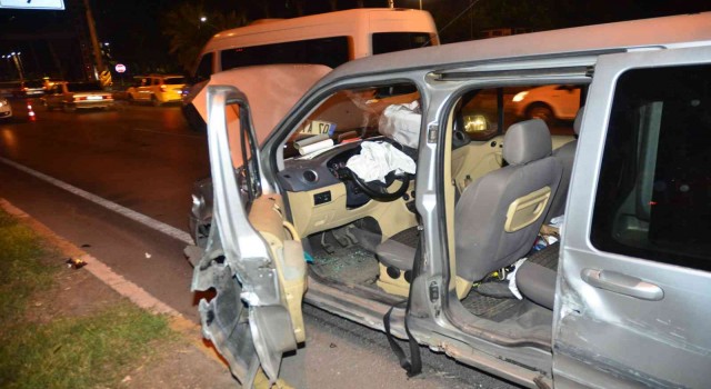 Karşı şeride geçen araç otomobile çarptı: 2 yaralı