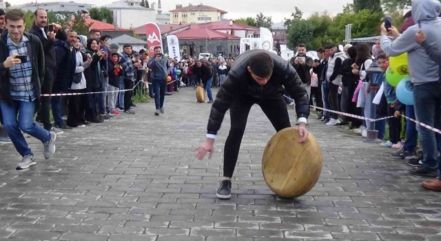 Karsta kaşar yuvarlama yarışı nefes kesti