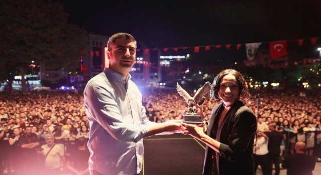 Kartalda 30 Ağustos coşkusu Zeynep Bastık konseri ile devam etti