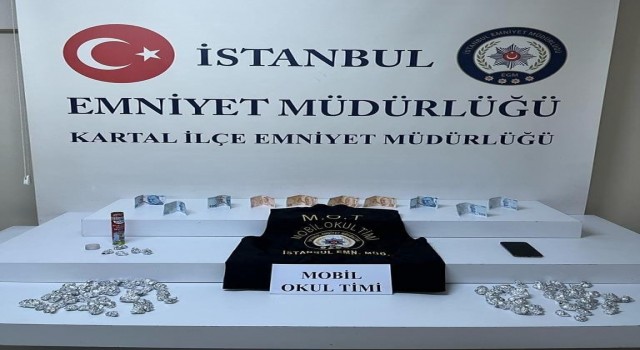Kartalda okul önüne uyuşturucu satan şüpheli yakalandı
