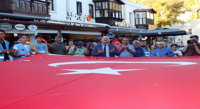Kaş Ülkü Ocaklarından Bayrak Yürüyüşü ve Şehitler için dua etkinliği