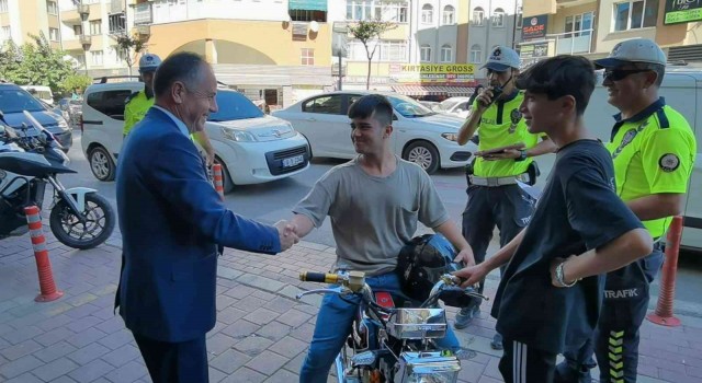 Kask uygulamasında emniyet müdüründen motosikletli gence teşekkür