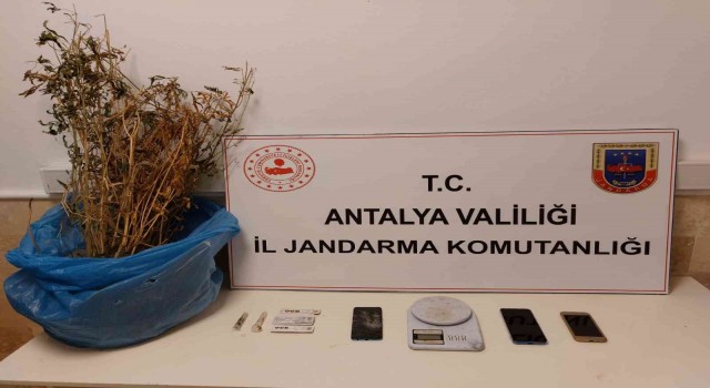 Kaşta 350 gram kubar esrar ele geçirildi