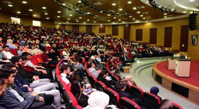 Kastamonu Üniversitesinde İlahiyat Fakültesi öğrencilerine yılın ilk dersini Prof. Dr. Fayda verdi