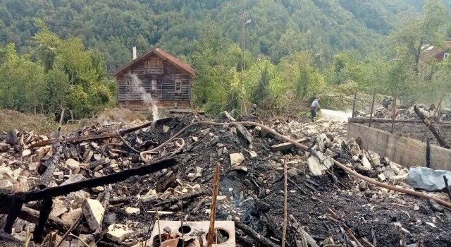 Kastamonuda alevlere teslim olan 6 ev küle döndü